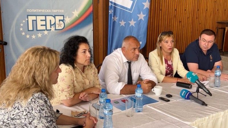 Лидерът на ГЕРБ Бойко Борисов посети Нова Загора, за да поздрави Галя Захариева с победата на извънредните избори