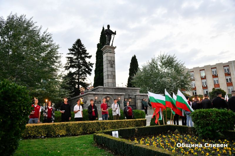 Както преди 100 години: Сливен чества учителя Чинтулов с факелно шествие