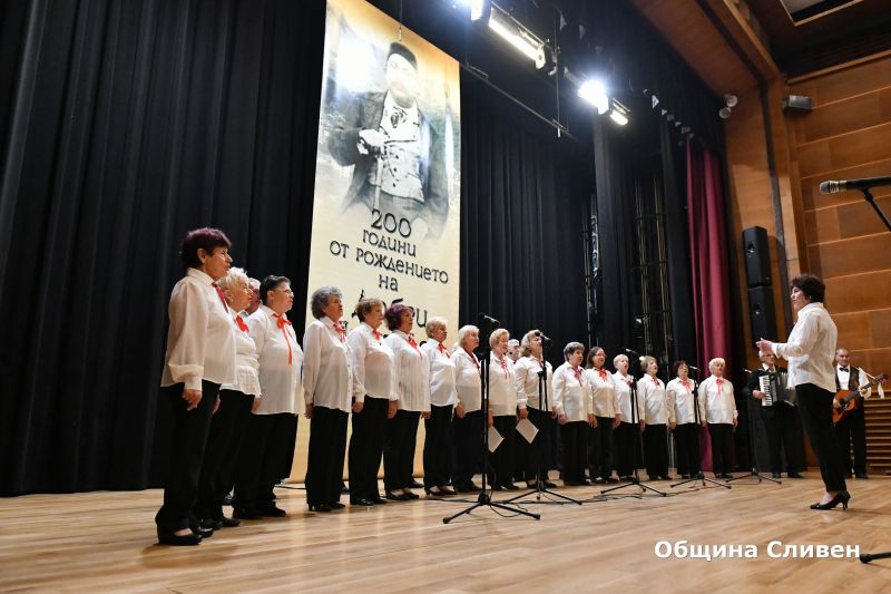 Тържествен концерт за Деня на народните будители събра самодейци и хорови състави от Сливен