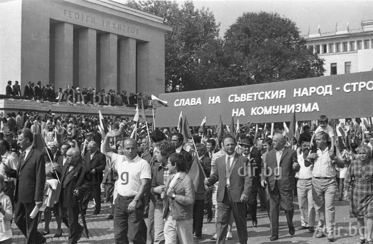 1974 г. Манифестация по случай 30 години от 9 септември (Снимка: Иван ГРИГОРОВ)