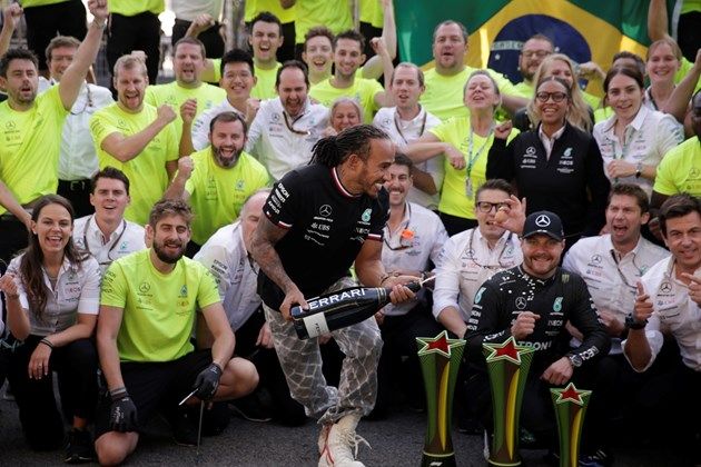 Луис Хамилтън, Валтери Ботас и останалите от екипа на “Мерцедес” празнуват победата в Бразилия. Крайният вдясно е шефът Тото Волф. СНИМКА: РОЙТЕРС