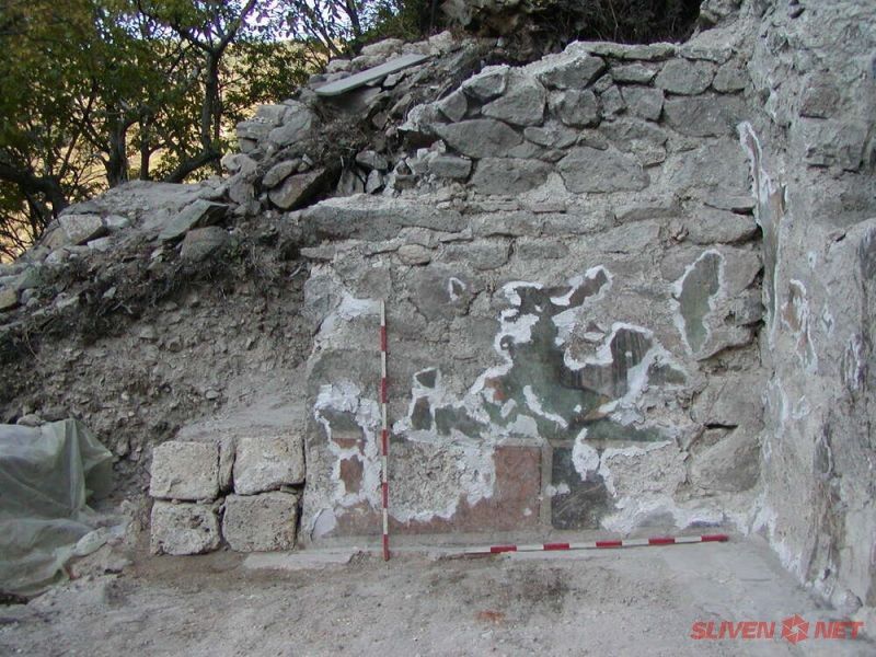 Археолози откриха части от стенописи при разкопки край Твърдица