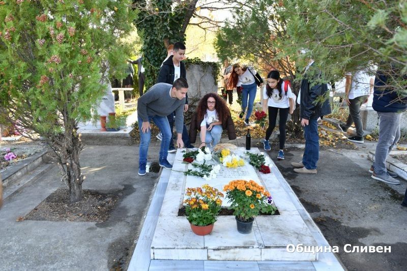 По повод Деня на народните будители в Сливен се извърши поклонение пред лобното място на видни сливенци