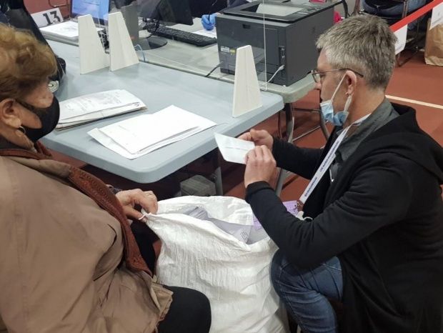 Припаднали и викове 'Убийци' в 'Арена Армеец'. Какво не беше наред в изборната нощ