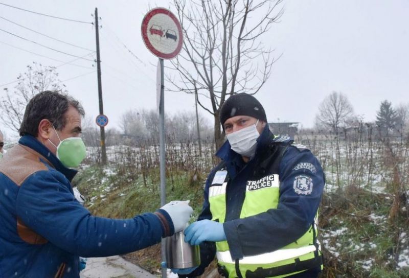 Осигуриха фургон, сандвичи и топли напитки за полицаите на КПП-то в Нова Загора