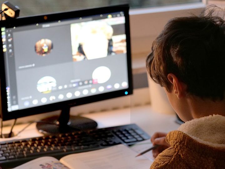 При преминаване към онлайн обучение всички ученици и учители ще имат достъп до интернет от домовете си