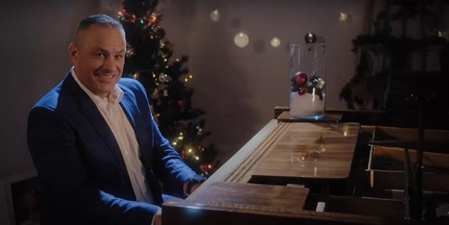 Малка почивка с Юксел Кадриев и една от най-популярните коледни песни Let it Snow (видео)
