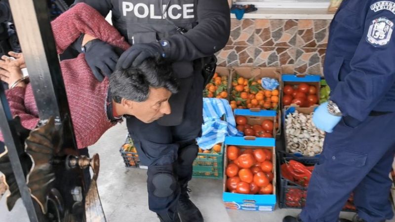 Трима задържани в Бургас за търговия с лекарства