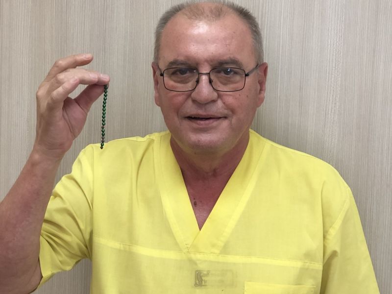 Д-р Стоилов, завеждащ отделението по детска коремна хирургия показва извадените от коремчето на дете 21 вредни магнитни топчета