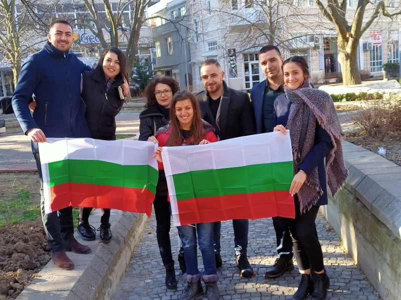 Младежи от МГЕРБ - Сливен украсиха с националното знаме дърветата по  главната улица