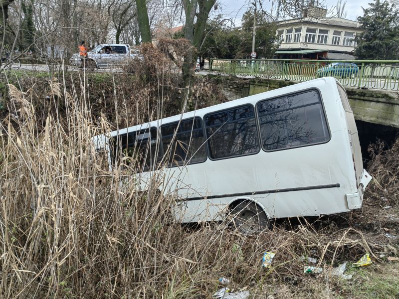 Кметът Стефан Радев посети на място пътния инцидент с автобуса в Желю войвода
