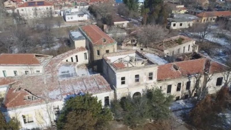 Опасни отпадъци в двора на закритата болница за белодробни заболявания в Сливен