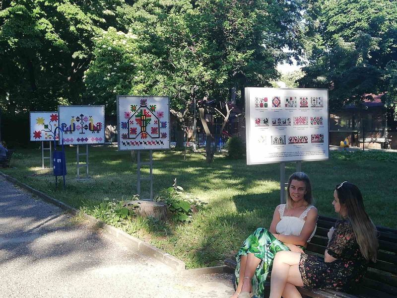 Прекрасните шевици греят в Градската градина в Сливен