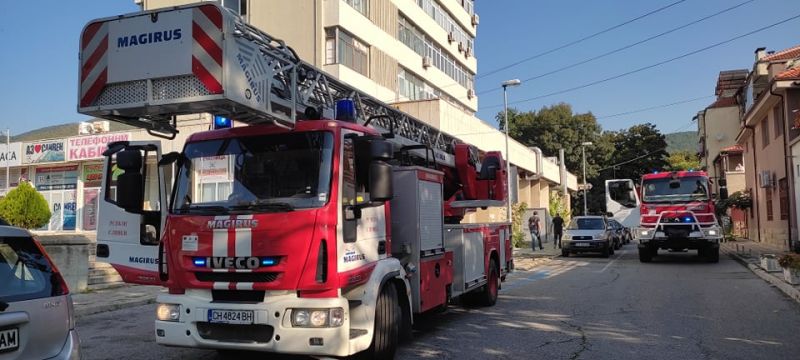 Сливенски пожарникари спасяваха хора и гасиха пожар при демонстрация в сградата на НСТ