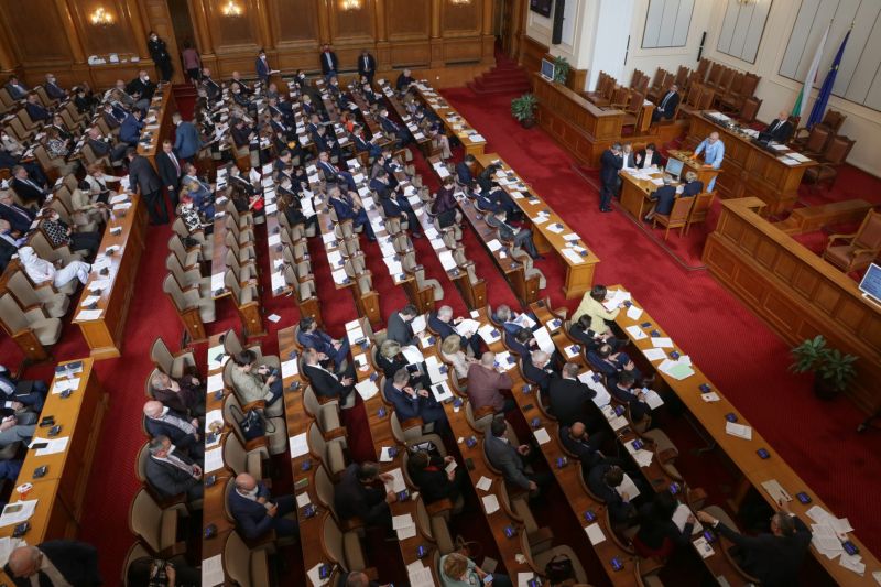 Депутатите се отказаха от заплатите си, но все пак ще получат над 2800 лв. на месец