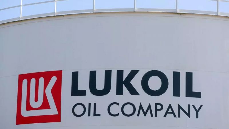 'Лукойл' продава италианската си рафинерия и активи в Румъния и Молдова