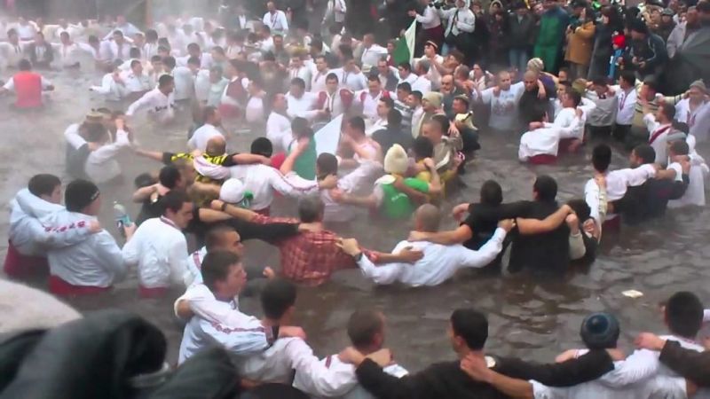 Калоферци извиха хоро в ледените води на Тунджа 