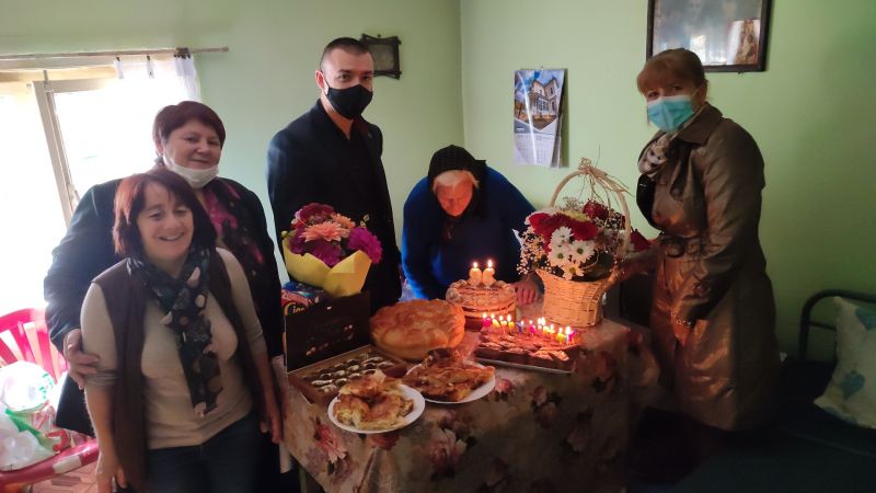 96-годишната баба Петка Денчева от сливенското село Самуилово получи специални поздрави от ГЕРБ по случай рождения си ден