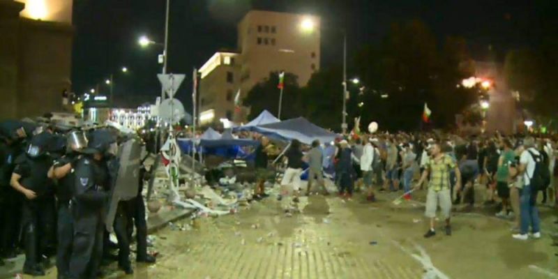 Ескалация на протеста тази вечер пред Партийния дом промяна