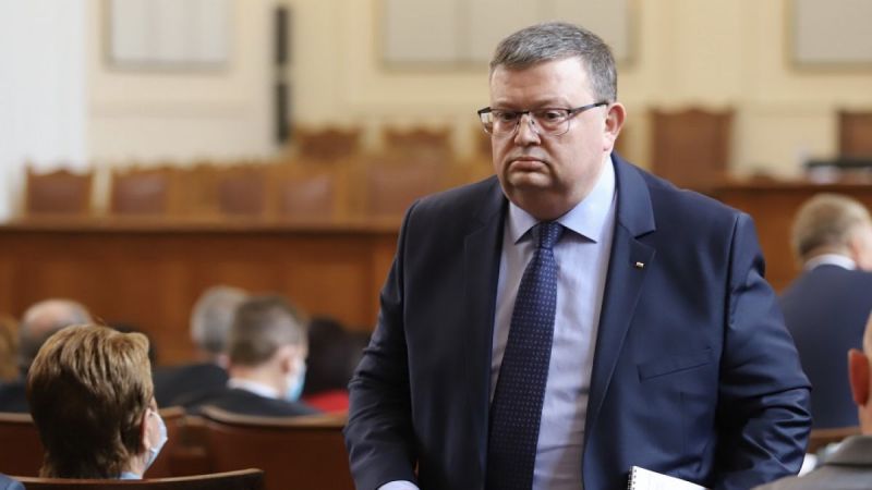 Цацаров официално депозира оставката си от КПКОНПИ ...