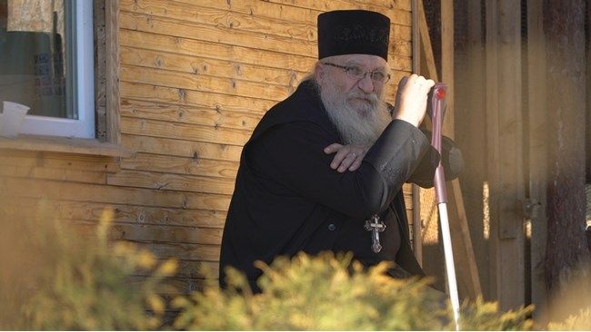 Отец Иван, който от години се грижи за хора, изпаднали в беда, обявява фалит