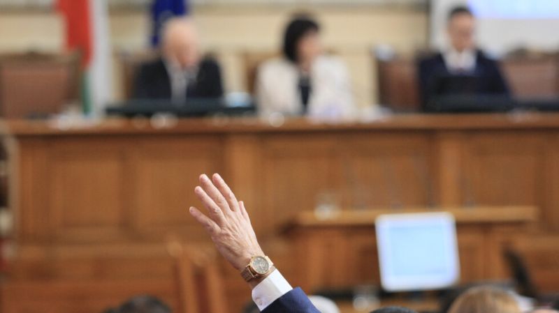 Депутатите обсъждат петия вот на недоверие срещу правителството