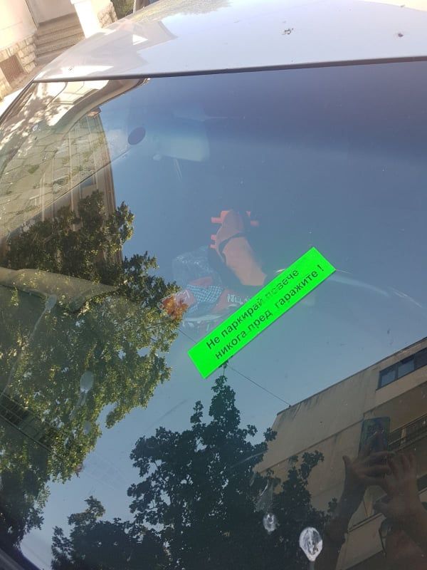 С нарязана гума, обърнати чистачки и огледала се оказа автомобилът, управляван от  майка с бебе в Сливен.