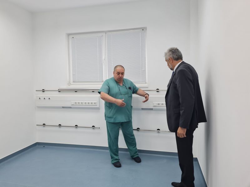 Разтревожени медици от гр. Нова Загора се свързаха с Областния управител на област Сливен Веселин Вълчев, във връзка със сериозни проблеми със спешната помощ в града
