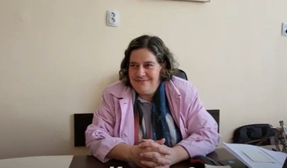 Ученици от Хуманитарната гимназия в Сливен интервюираха любимата си директорка Дияна Костадинова (видео)