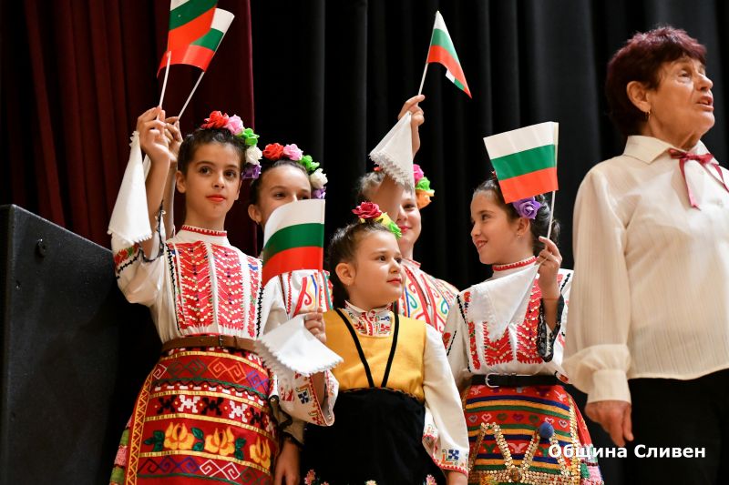 Тържествен концерт за Деня на народните будители събра самодейци и хорови състави от Сливен