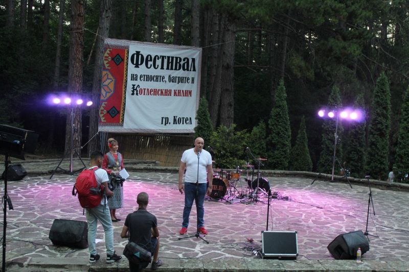 „Котленчето“ посрещна хиляди свои приятели на фестивала на Етносите, багрите и котленския килим