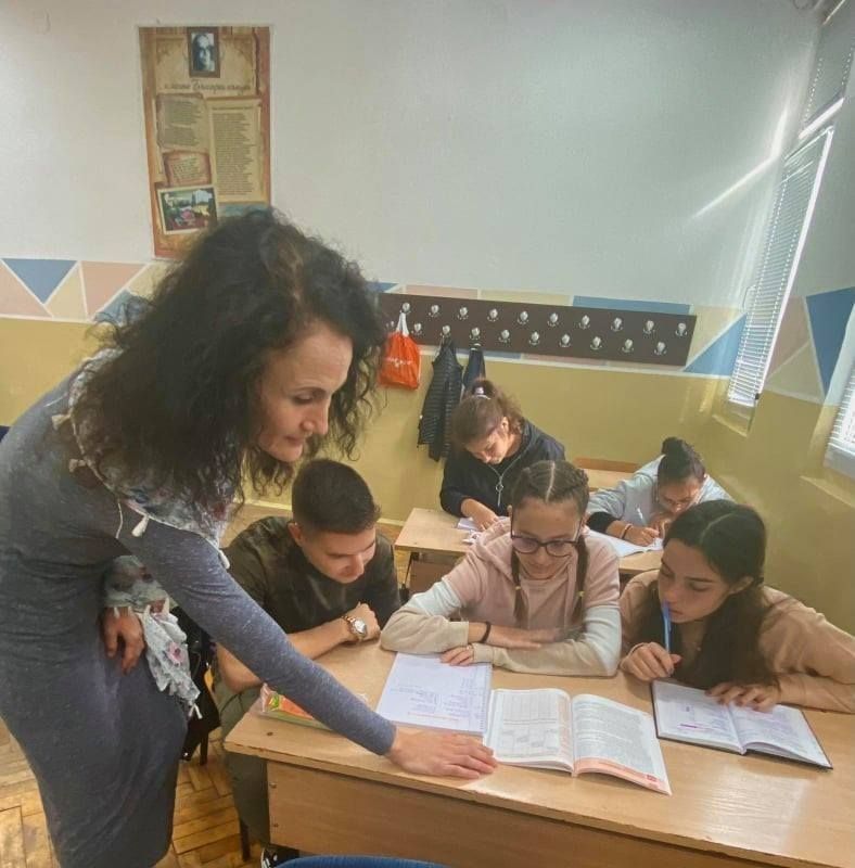В Хуманитарната гимназия в Сливен дванайсетокласниците ще учат по свой учебник