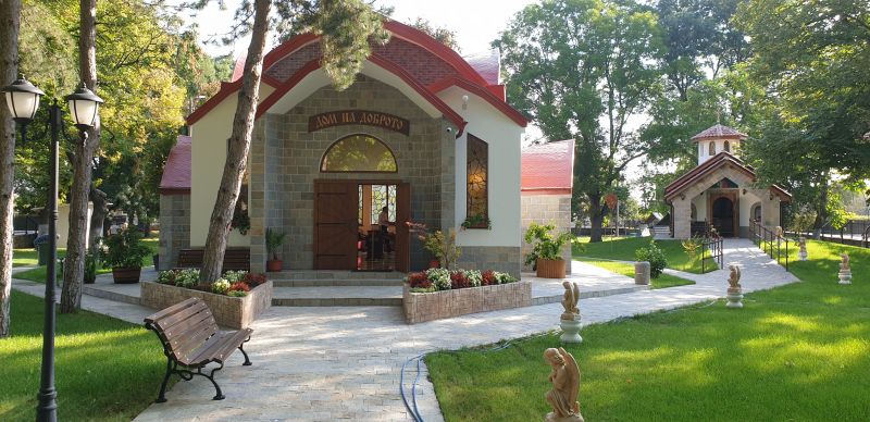 Хора от цялата страна търсят изцеление в 'Дома на доброто' в новозагорското село Коньово
