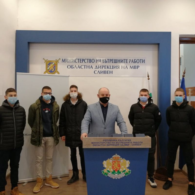 Старши комисар Димитър Величков награди петима ученици от ППМГ „Добри Чинтулов”-Сливен за проявен героизъм