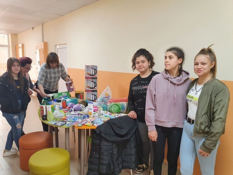 Дарения за пострадалите от конфликта в Украйна от Спортно училище „Д. Рохов“ – Сливен 