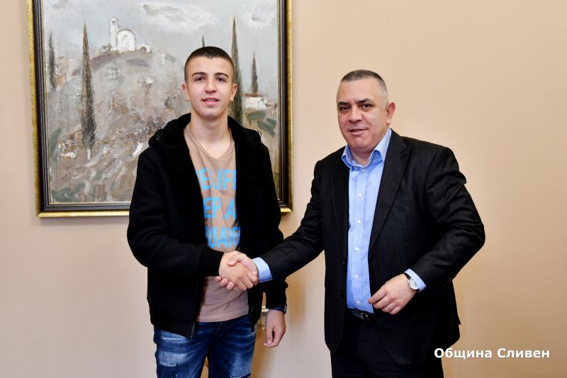 Кметът Стефан Радев се срещна с тазгодишния шампион на България по картинг Самуил Иванов