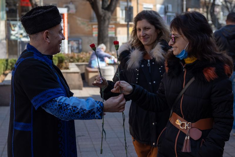 ой е сърцатият българин, който уважи всяка сливналийка с цвете за празника