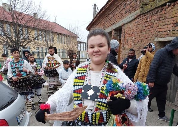 Една красива кукерка в село Тополчане. Памела на 13 години