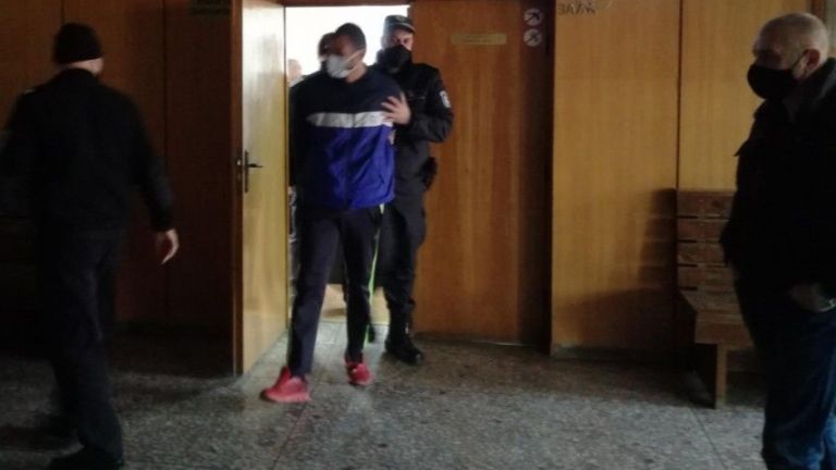 Потвърдиха ареста на мъжа, блъснал полицай в Нова Загора.