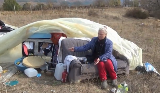 Жена живее на нива,заспива с вой на чакали и се храни с парче салам на ден