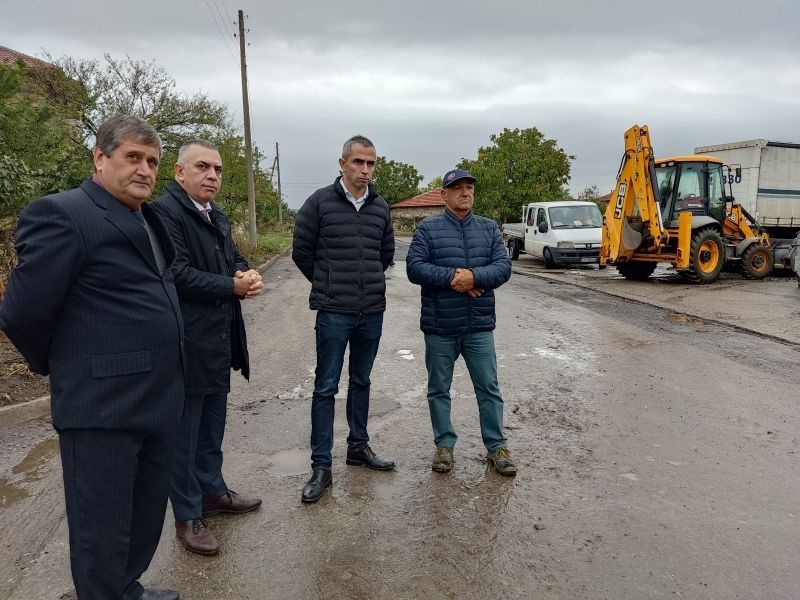 Кметът Стефан Радев посети два обекта в Кермен, по които Община Сливен работи