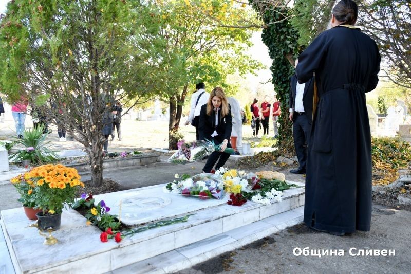 По повод Деня на народните будители в Сливен се извърши поклонение пред лобното място на видни сливенци