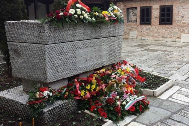 Днес каменният саркофаг с костите на Гоце Делчев се намира в двора на черквата “Свети Спас” в Скопие. СНИМКА: МВнР