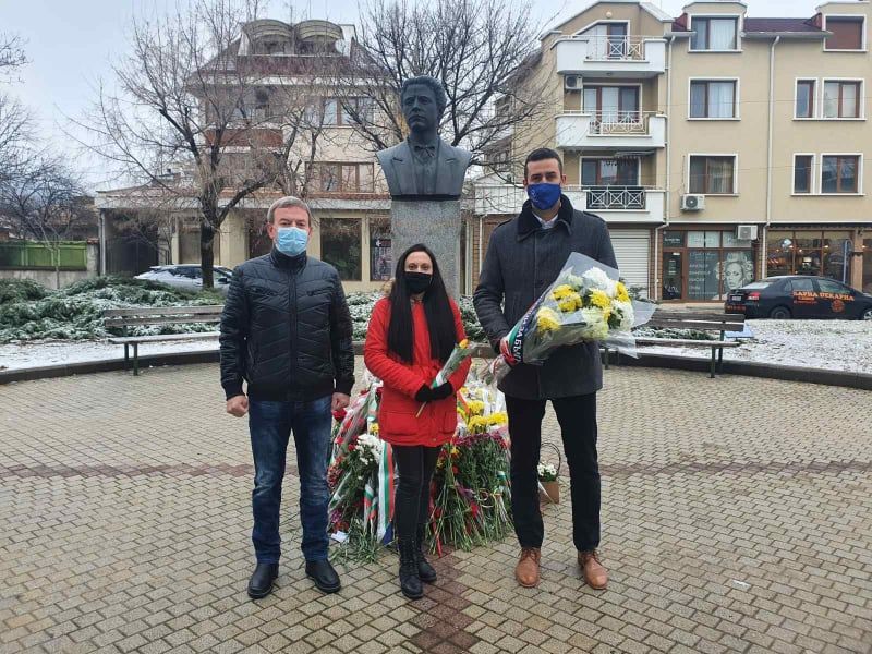 „Републиканци за България“ - Сливен поднесоха цветя пред паметника на Васил Левски