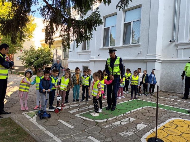Пътна полиция в Сливен обучава малчуганите по безопасно поведени на пътя