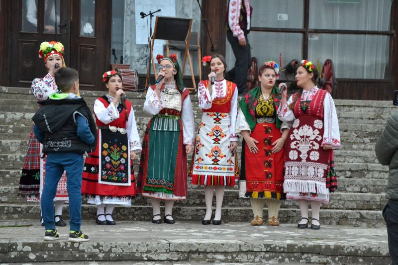 Празникът на българския фолклор и българските традиционни ястия в Нейково събра много приятели от близо и далеч
