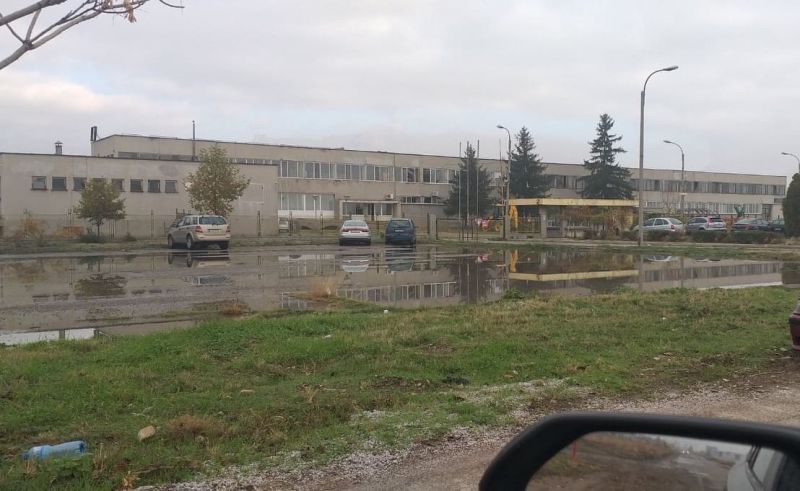 Разхищение: Противопожарен кран тече от снощи в Индустриалната зона на Сливен