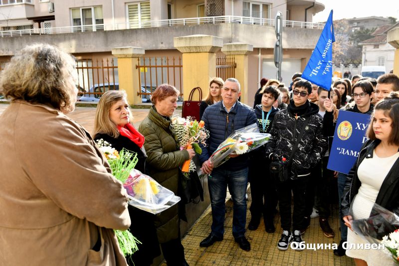 Кметът Стефан Радев и ученици от хуманитарната гимназия в Сливен поднесоха цветя пред паметната плоча на Дамян Дамянов