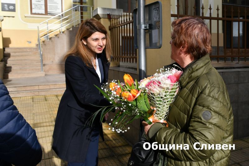 Кметът Стефан Радев и ученици от хуманитарната гимназия в Сливен поднесоха цветя пред паметната плоча на Дамян Дамянов
