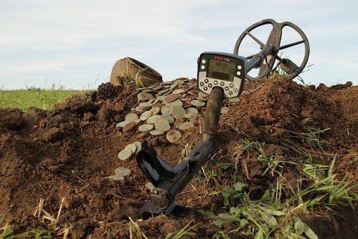 Иманярски изкопи са били забелязани около 'Източната могила' край новозагорското село Караново